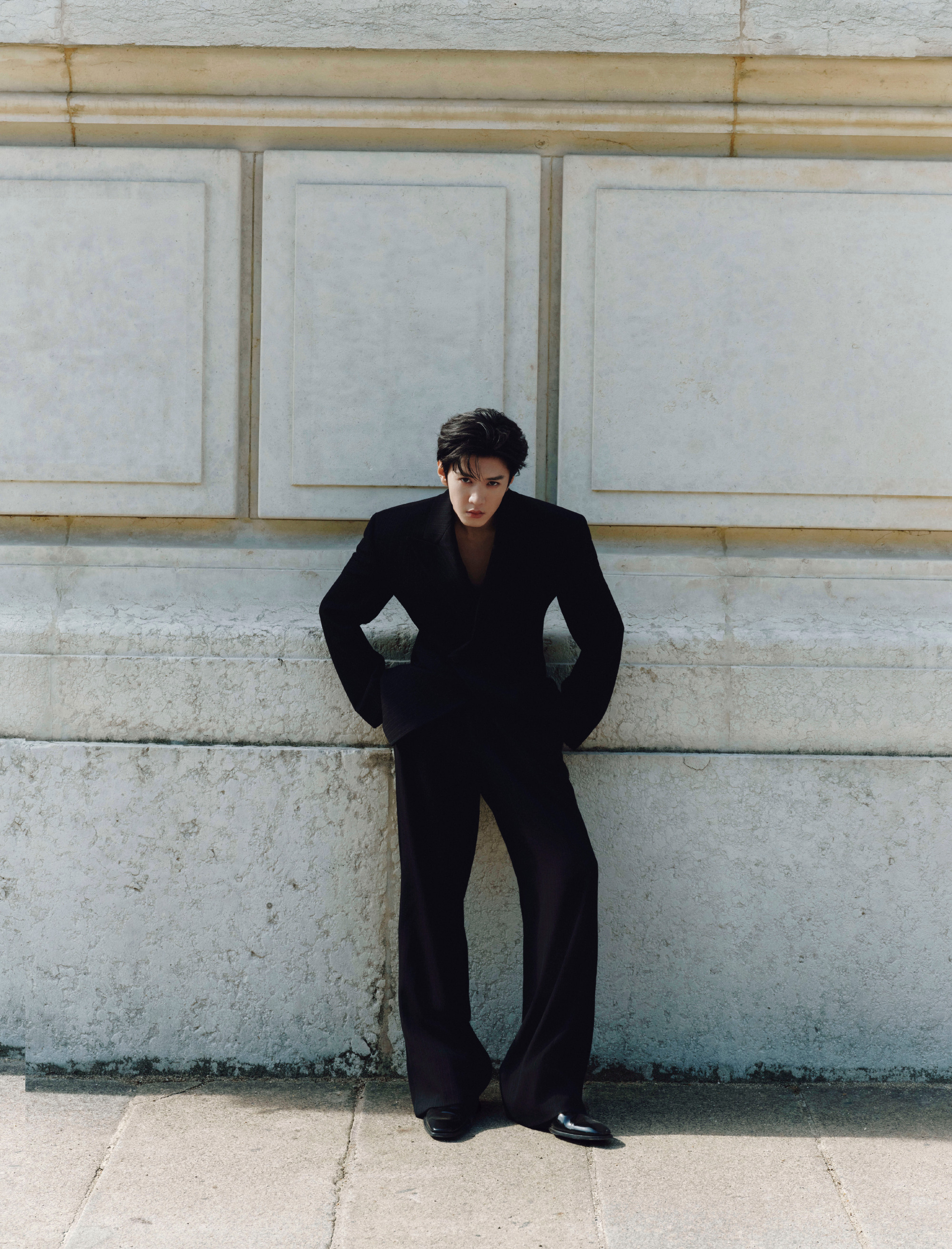 陈哲远再赴圣罗兰秀场YSL双线大使陈哲远，再赴圣罗兰秀场，这套巴黎街拍全黑西装，