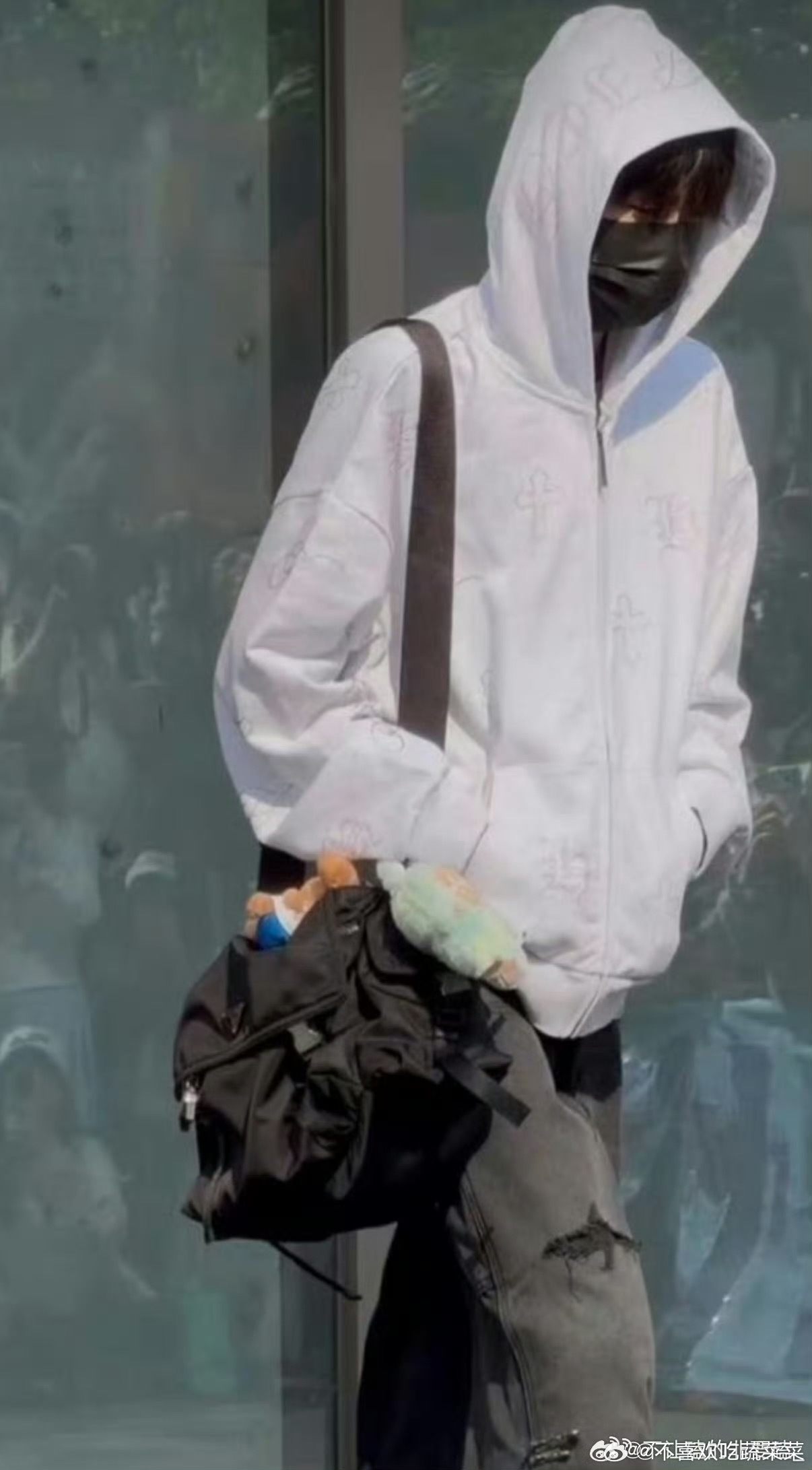 tg 左奇函换新包戴了跟陈奕恒同款的拉布布 