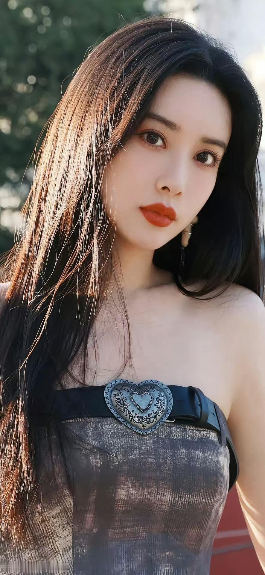 孟子义
拥有姣好身材与超高颜值
然而，她性格格外大大咧咧
和她共事，会让人感到无