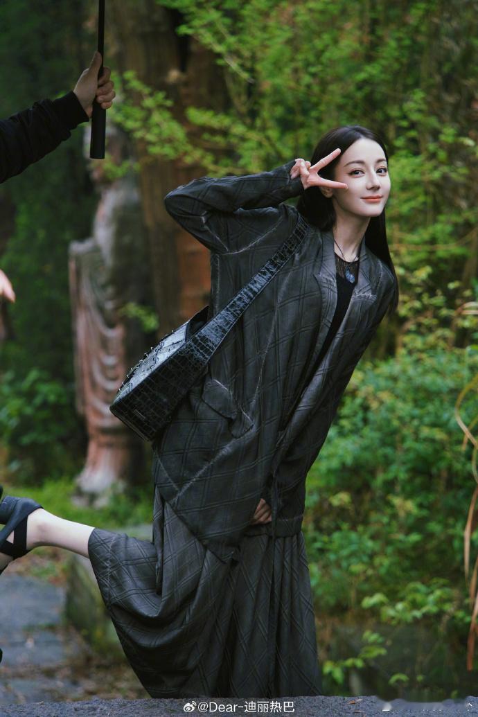 人民文娱发了枭起青壤人民文娱发了迪丽热巴枭起青壤人民文娱都发了《枭起青壤》！迪丽