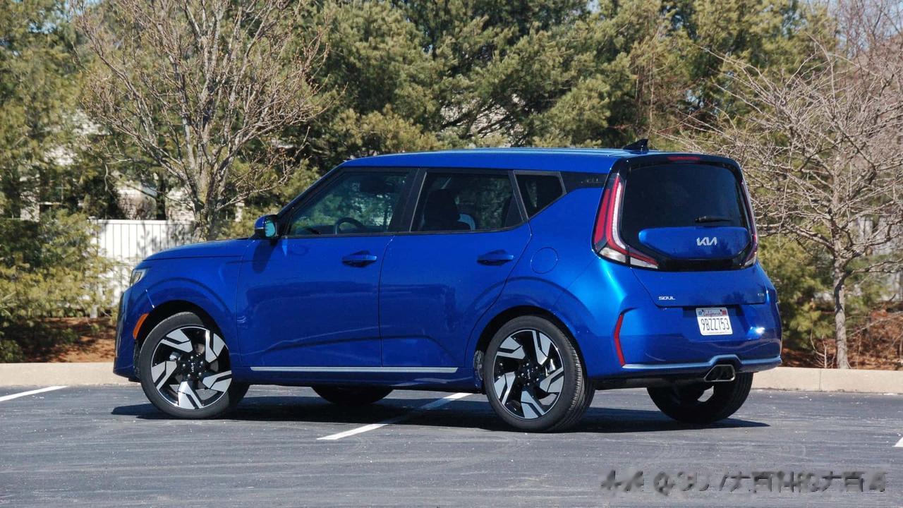 还记得起亚秀尔吗？这款车竟然还在北美销售，搭载2.0L自然吸气发动机。这款车在我