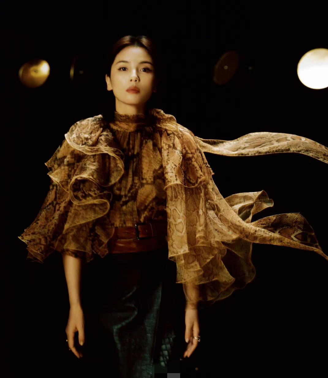 刘涛不装了，脸垮了，但人更真了。
四十多岁拍春晚、当大使、扛剧集，没喊过累，直到