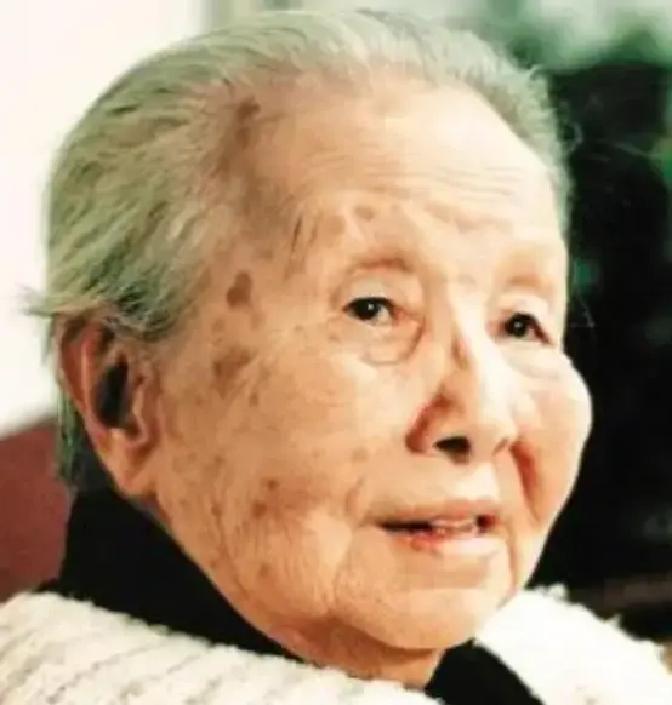 1933年，冰心公开发文讽刺林徽因是个喜欢被男人围绕，有伤风化的女人。林徽因知道