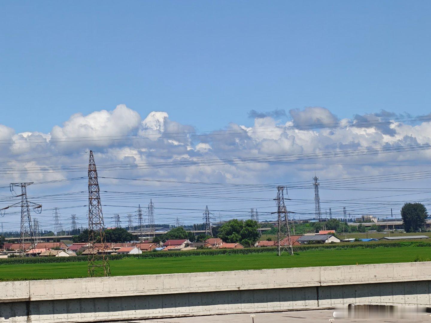 与其羡慕别人的辉煌，不如点亮自己的心灯；与其抱怨生活的苦涩，不如酿造自己的甘甜。