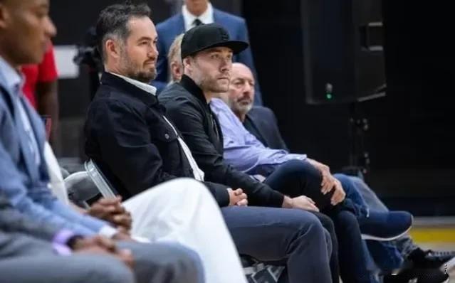 湖人的新老板买球队砸了100个亿，人家花那么多钱买下球队，想要重组运营部门再正常