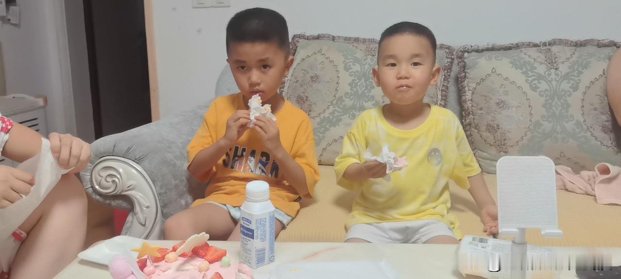婆婆维护儿媳妇，家庭就一片和谐。

前天晚上，儿子和媳妇因为大宝小柚子的一个枕头