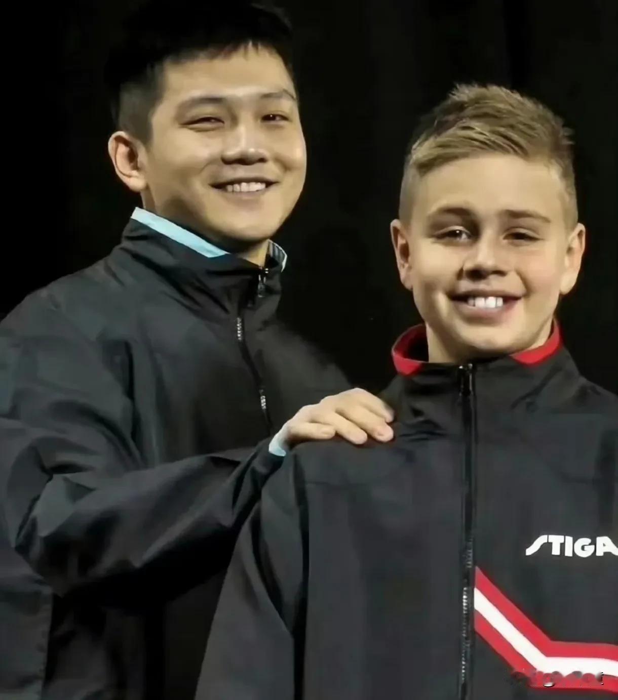 樊振东颜值真能抗！
明明比莫雷加德小五岁，小时候还能够看出年龄差，如今完全是同龄