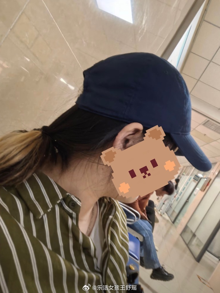 看戴帽子时的后脑勺一眼认出山东人一戴鸭舌帽后脑勺就空一半该给每个扁头的人新设计一