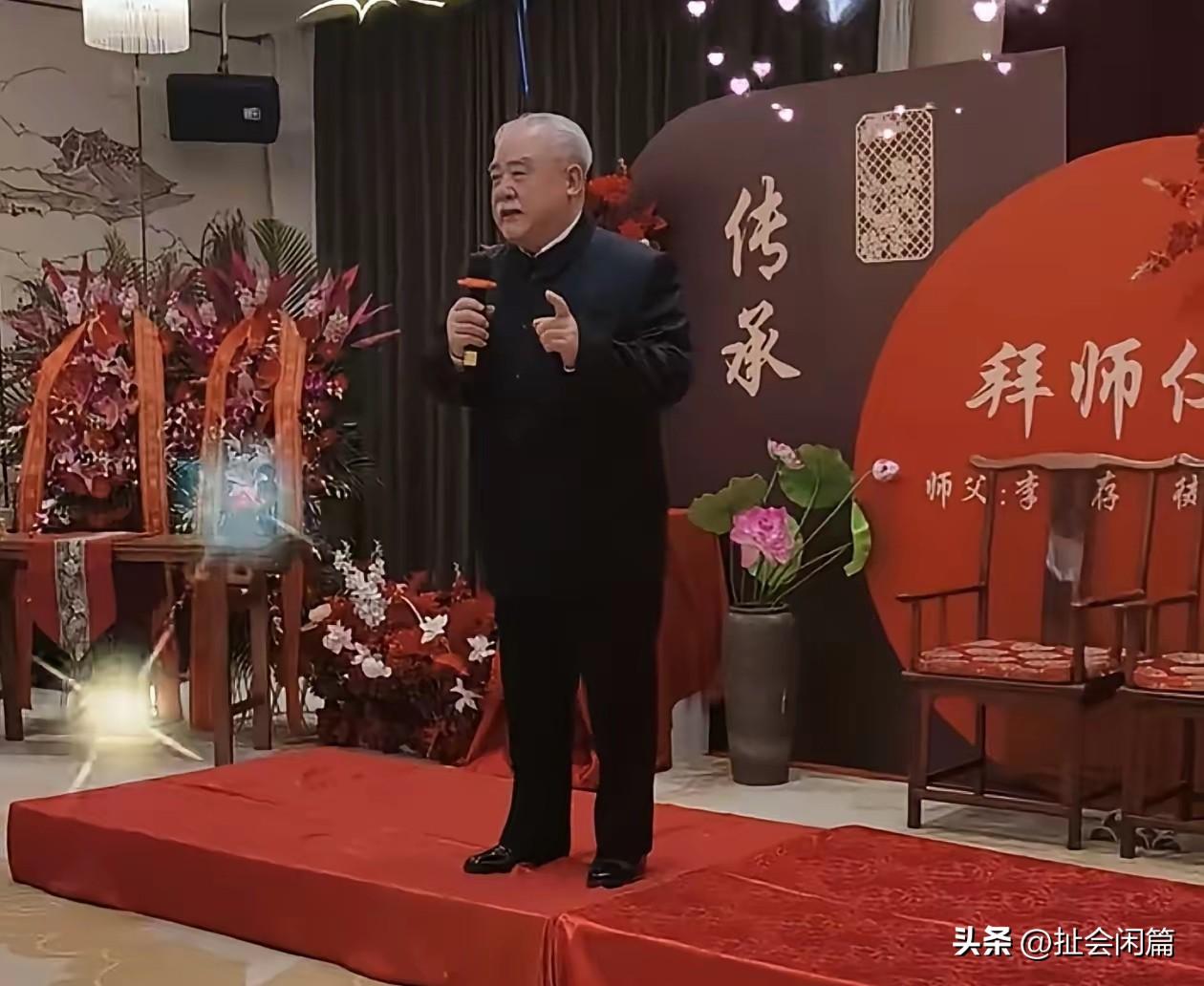 吃嘛嘛香的李嘉存，收了一个女徒弟，这个徒弟跟他不是学演戏，是学画画。

老爷子当