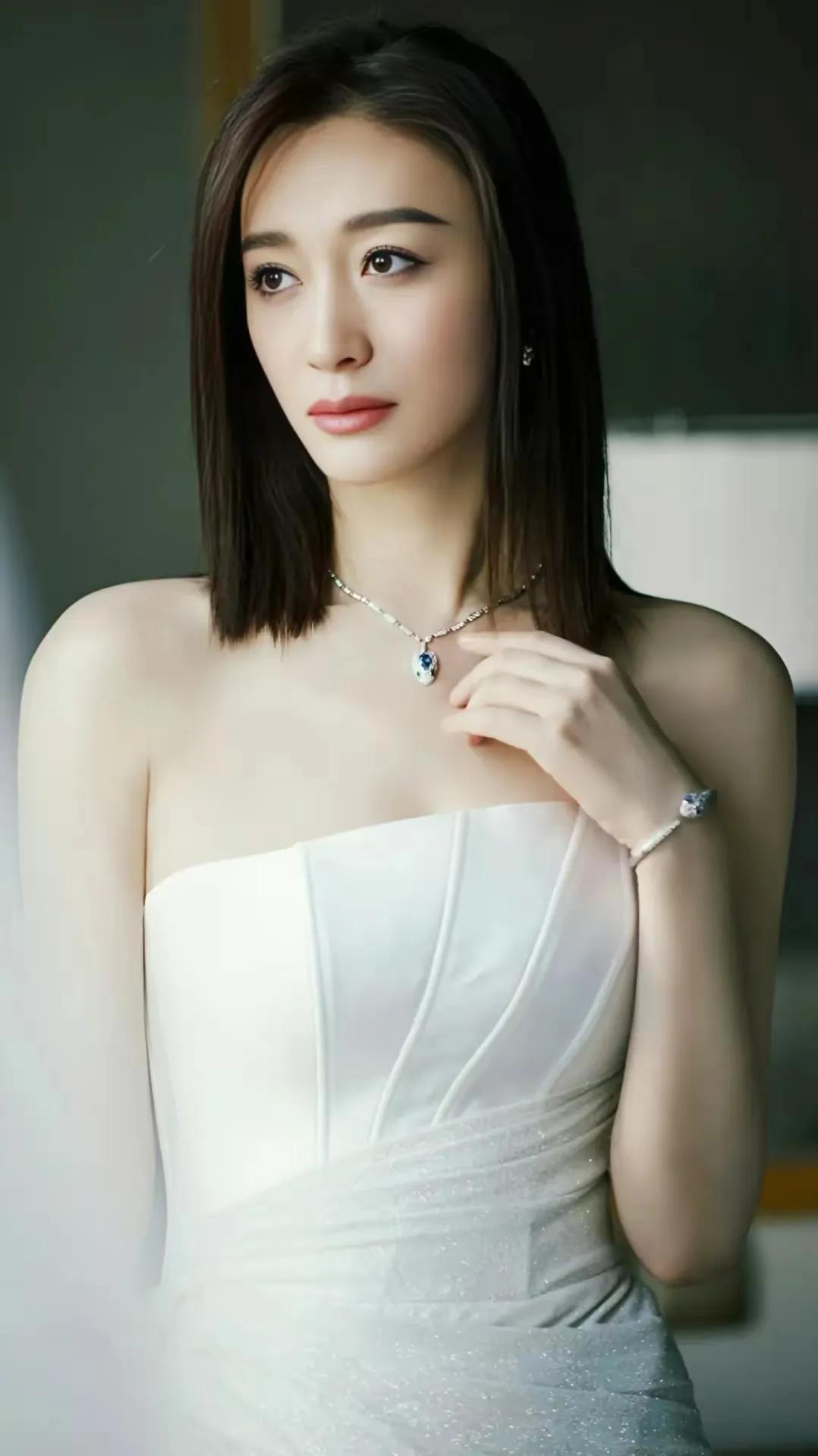 #女明星谁最美# #明星美图# #惊艳女神# #李小冉#
达人推荐 女主角唇泥