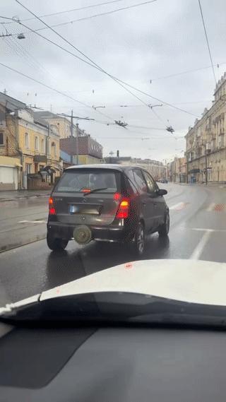 老外开车可真硬核！
为了防止自己的汽车被后车追尾，竟然直接将一枚反坦克地雷安装在
