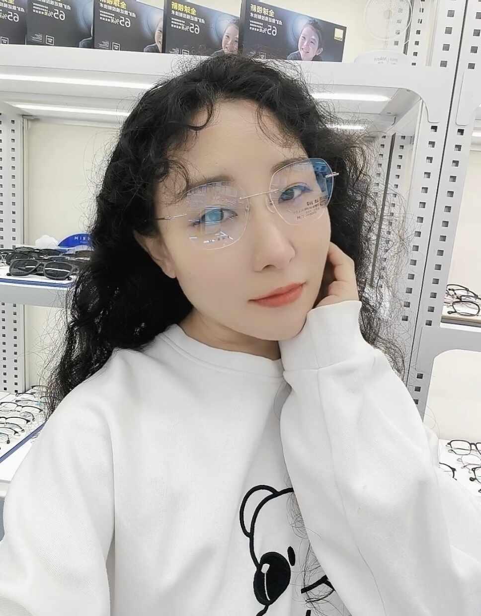 秋日给自己添个眼镜，开心开心～
秋日天渐凉，也该给眼睛换一副新的眼镜啦～
	
朋
