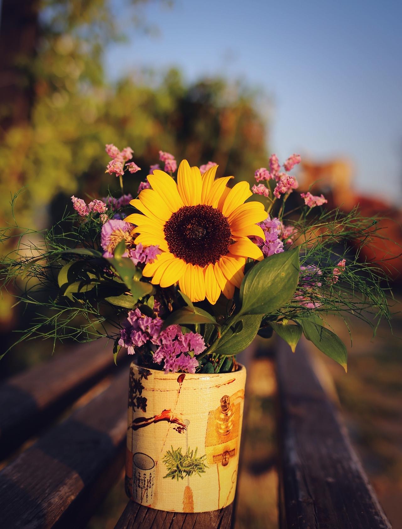 新年到啦，生活里处处是别样的风景。就像山东一家塔斯汀店里，店员小哥忙得不可开交，