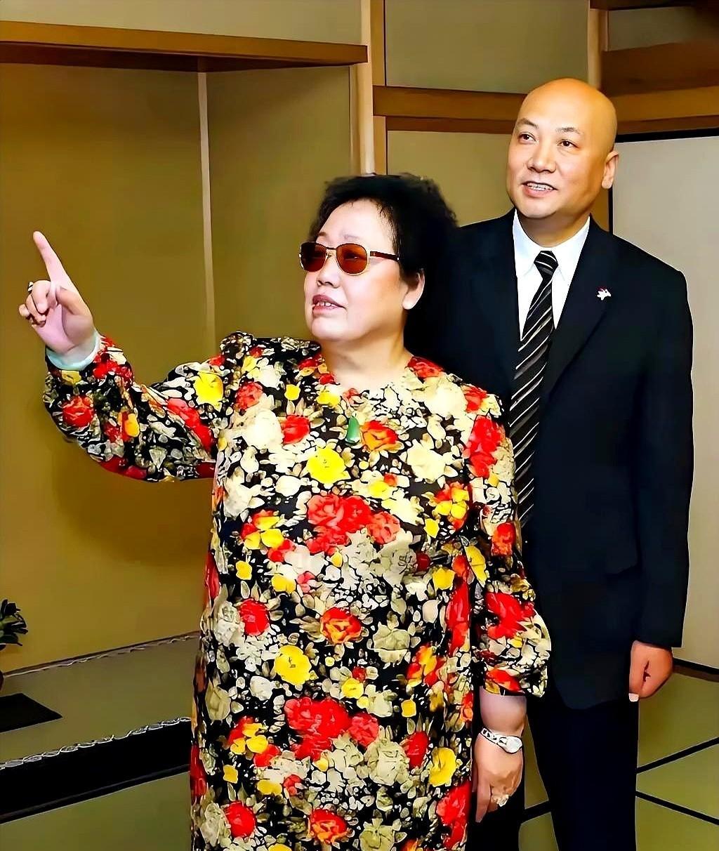 迟重瑞在120亿的遗嘱文件上，签了“放弃”两个字。
文件是陈丽华律师送来的。