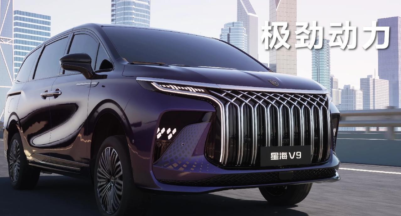 东风星海V9，小伙子你瞅着咋样？”

“哎哎，先别盯那些大价钱的车！快来瞧瞧我身