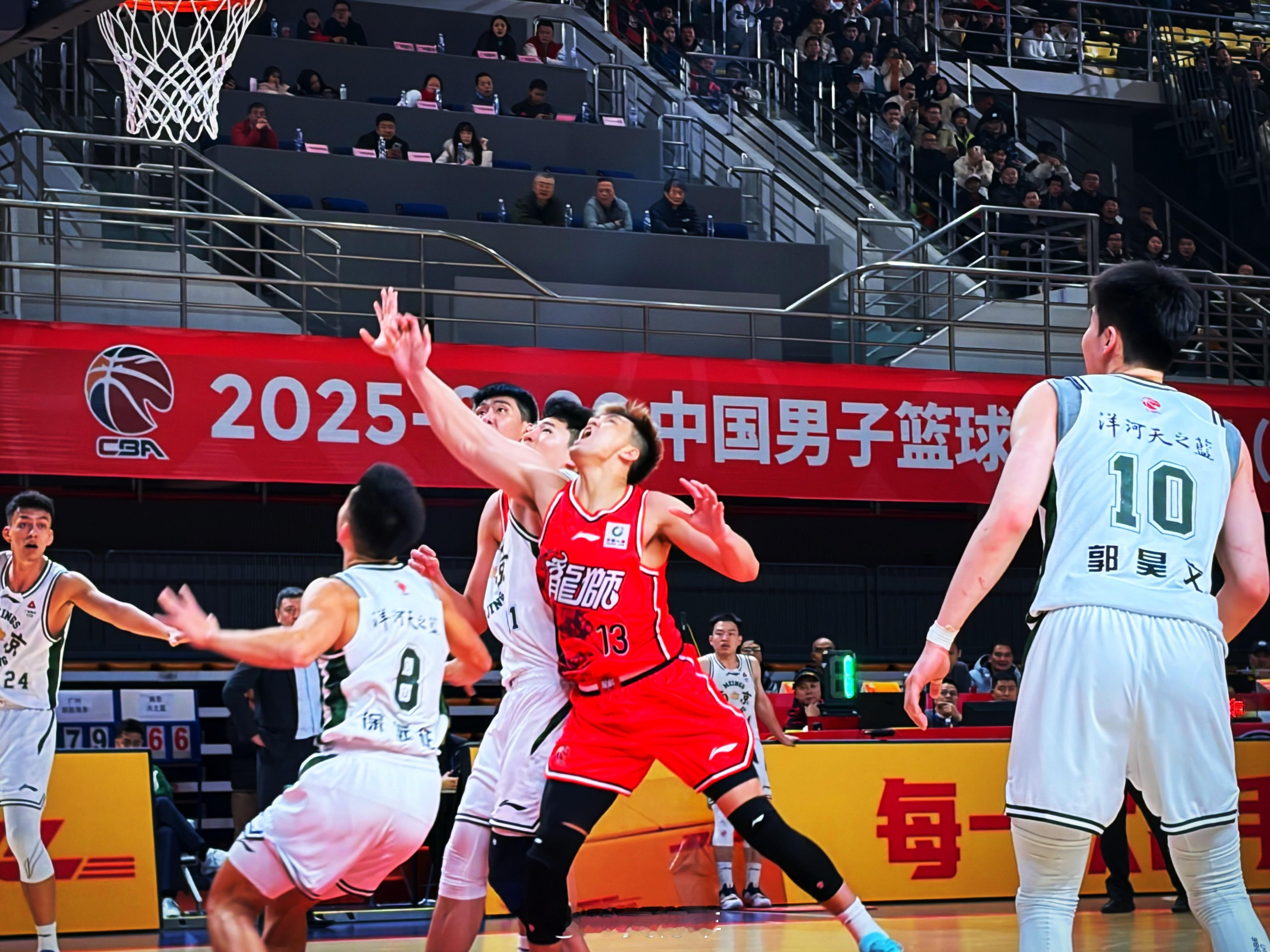 郭艾伦伤愈复出之后打的两场比赛都赢了，本赛季目前为止出战了4场比赛，场均贡献15