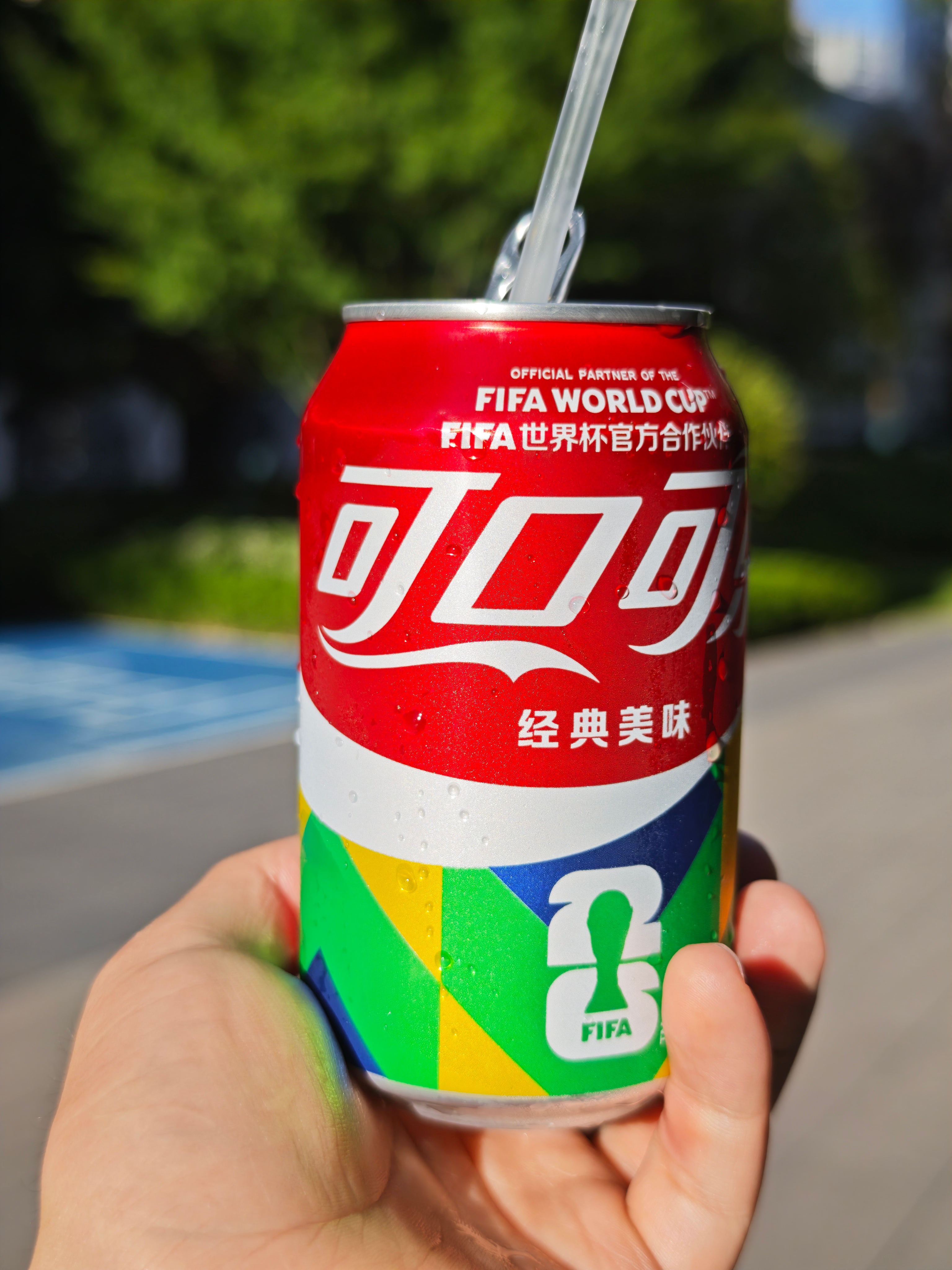 这天气放纵下喝一瓶肥宅水不过分吧