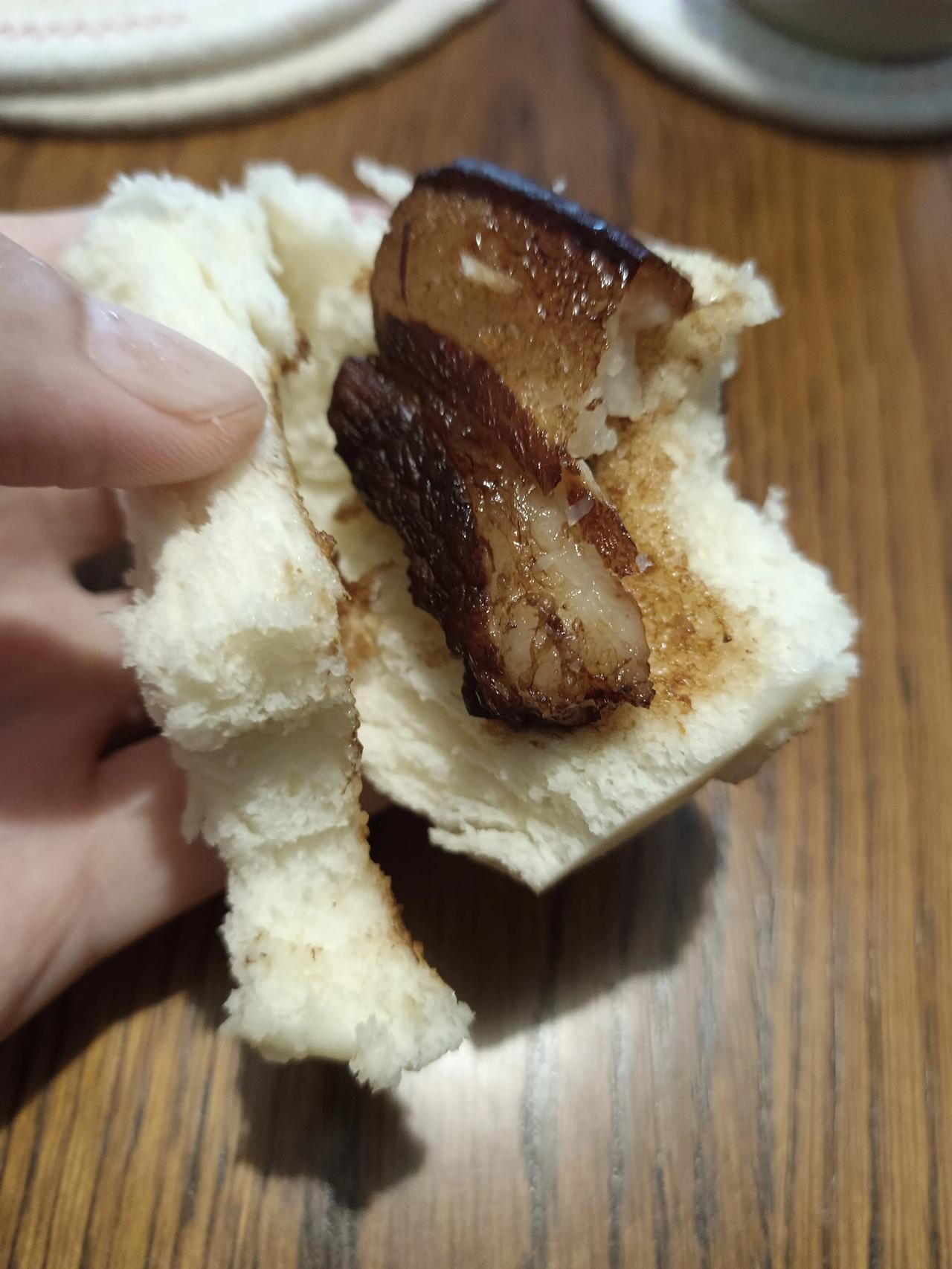 原始肉夹馍，别小看这片大肉，新鲜猪肉，买的时候还是热的，回来小火焖煮了四小时，当