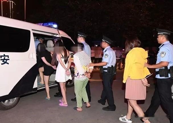 重庆市彭水县，一女子在宾馆方介绍下，长期在宾馆从事卖淫违法活动。女子和店老板约定