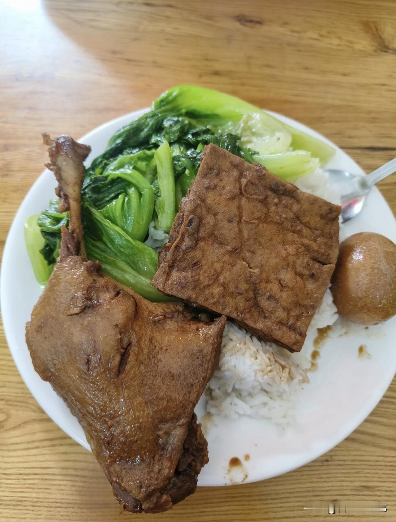 刷到这个热搜直接惊了，原来全国人民都在偷偷吃沙县减肥！
拜托千万别因为火了就涨价
