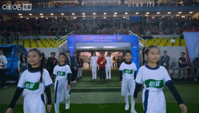 战火重燃！新赛季中超开幕式，上海海港代表归还上赛季中超奖杯