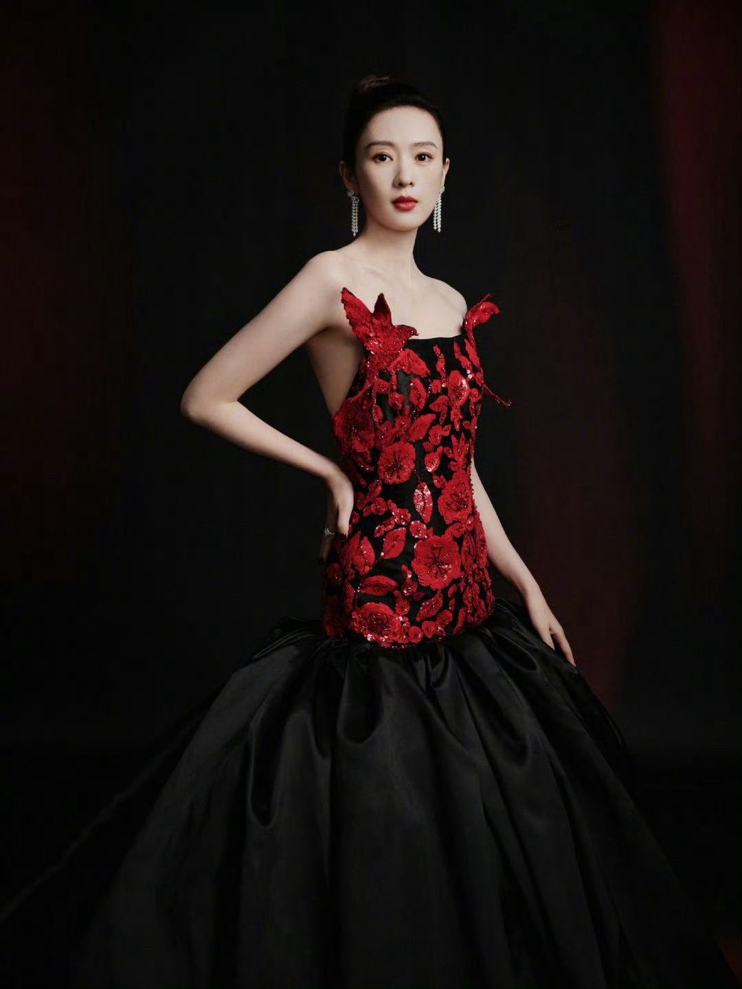 童瑶给腿单独穿了条裙子 童瑶这设计真的太有新意了，远看像给腿单穿裙子，每次看她造