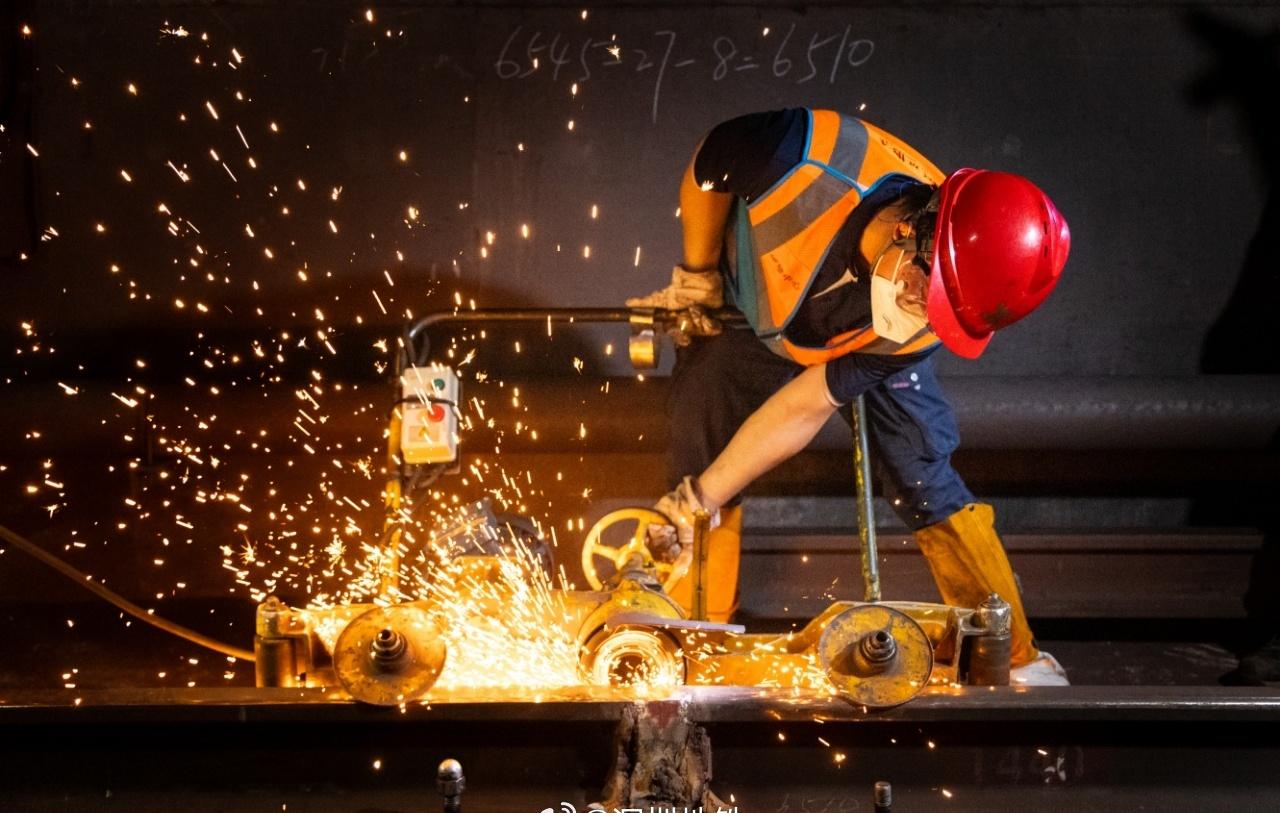 当城市入眠，深圳地铁的隧道里依旧灯火通明。轨道工匠们手握焊枪、操作机具，在焊花飞