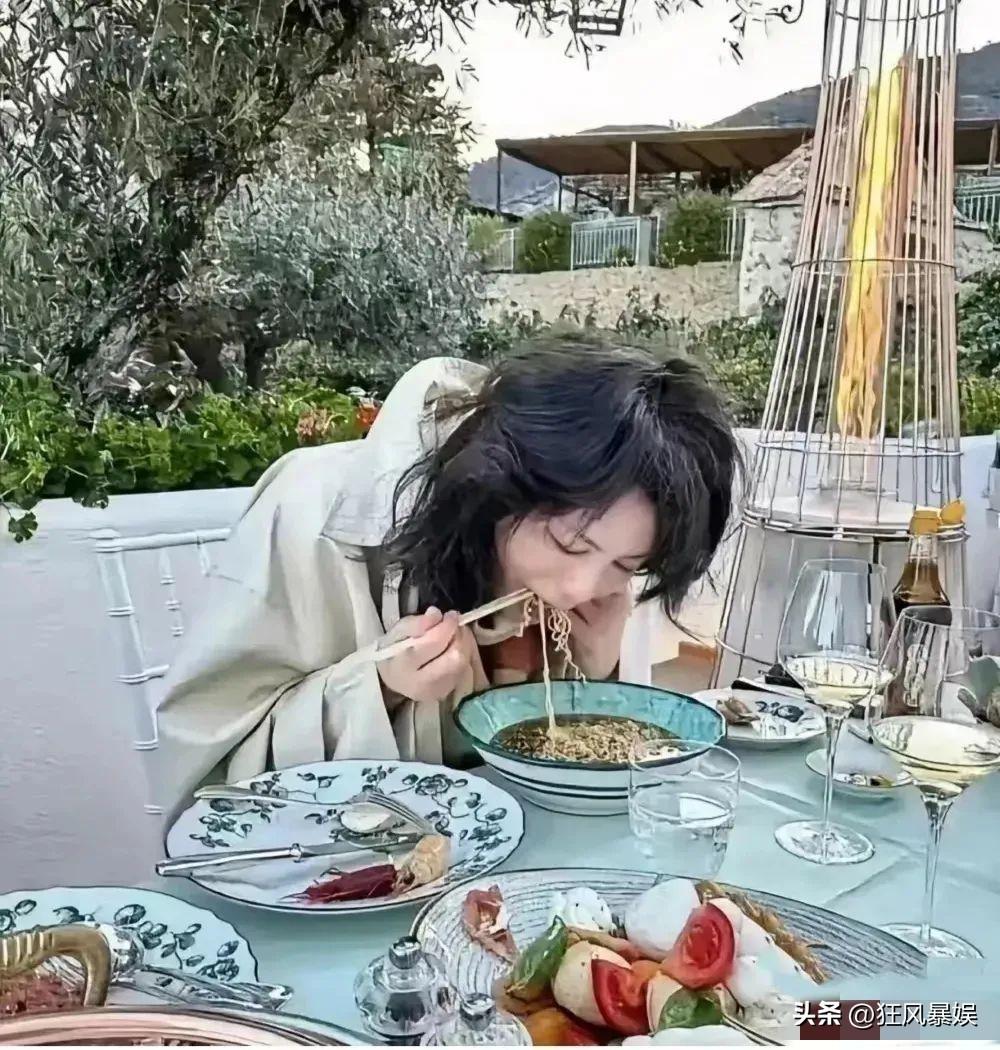 王菲，也吃方便面？

近日，有网友在巴黎街头偶遇了王菲，并晒出合影，还兴奋的说：