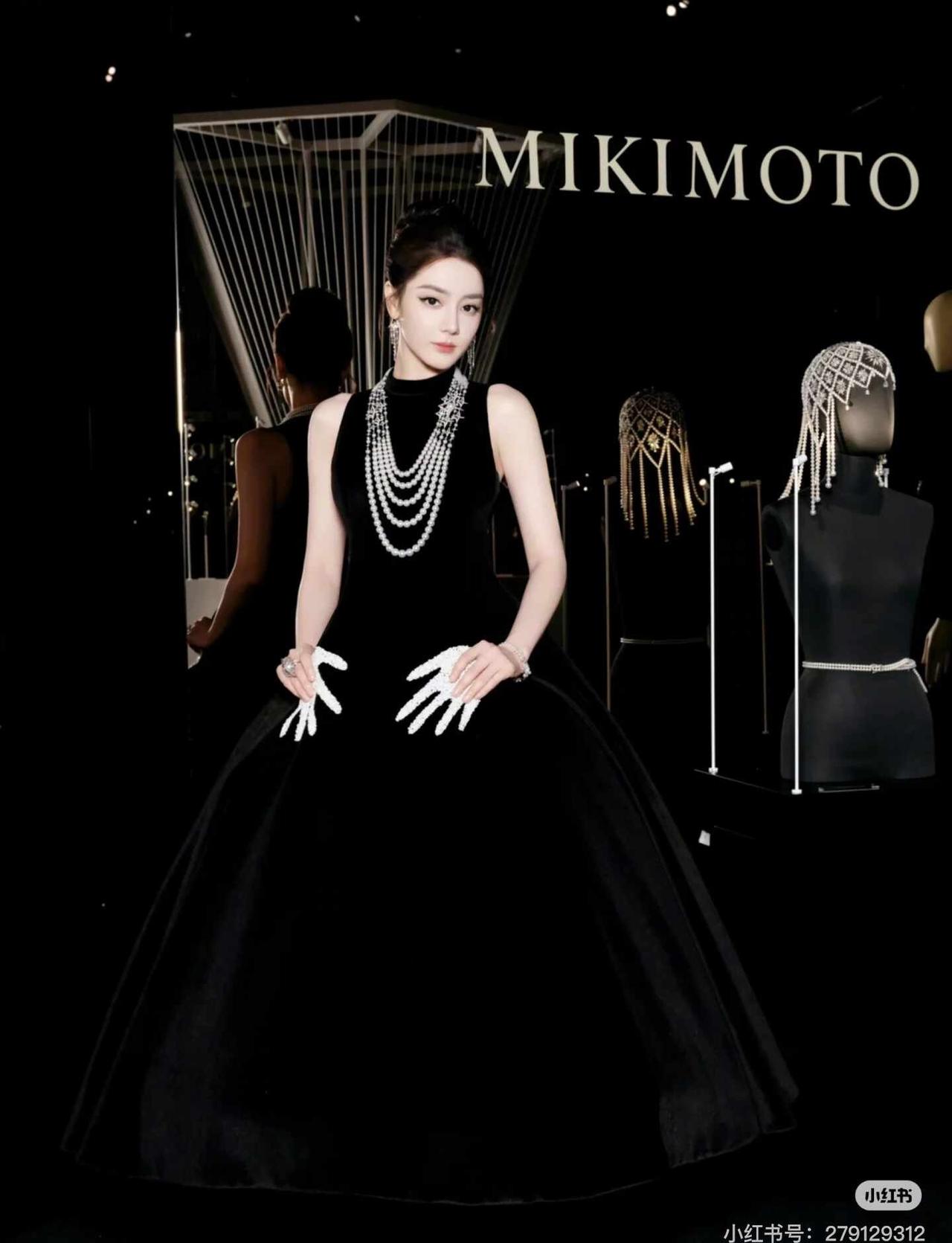 热巴
太美了！女明星 娱乐圈 散发光芒的她 气质女明星 女演员 贵女 高定