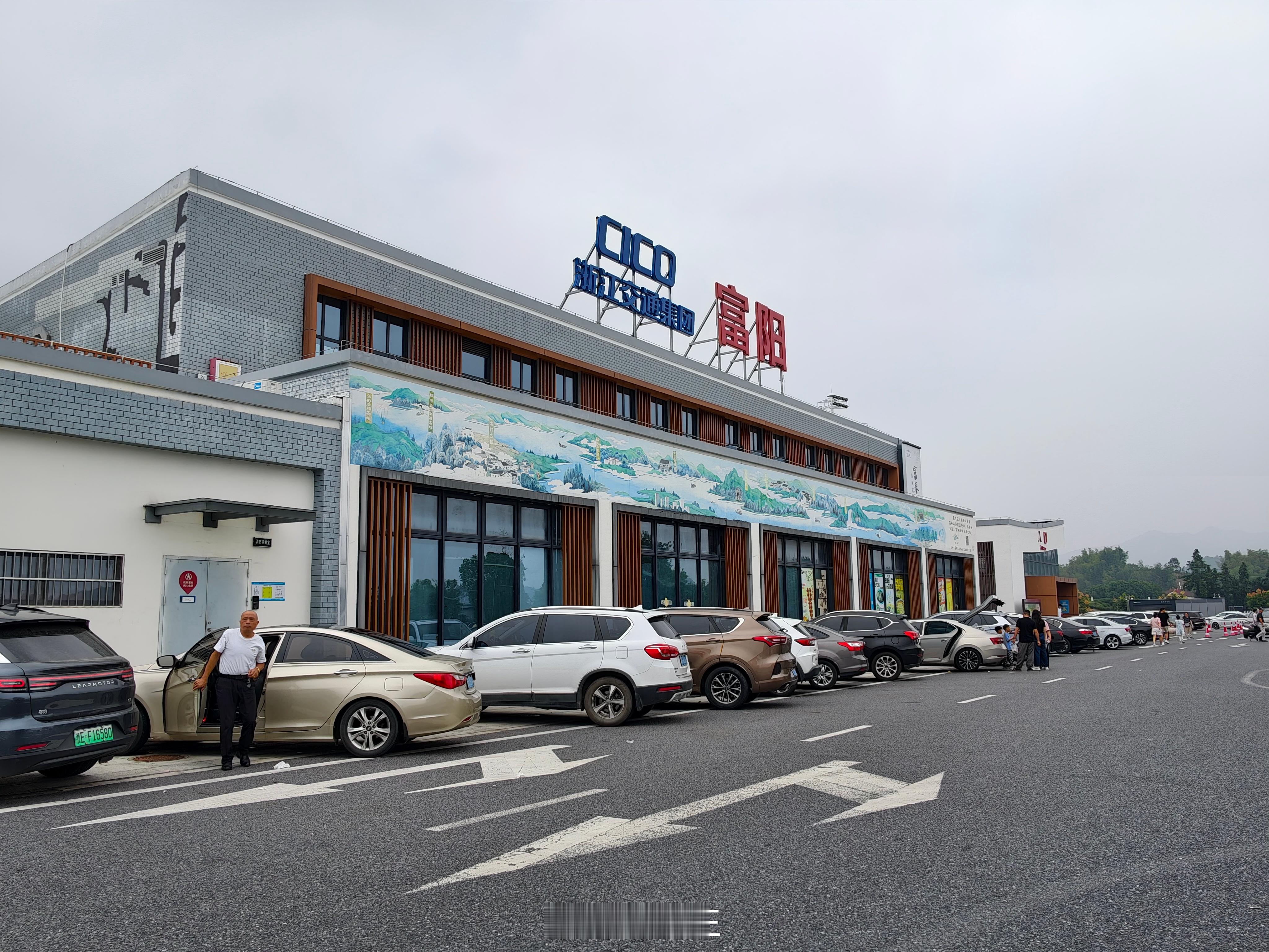 杭州绕城高速富阳服务区这边大概有30多个桩，基本是满的，不过没看到有排队[dog