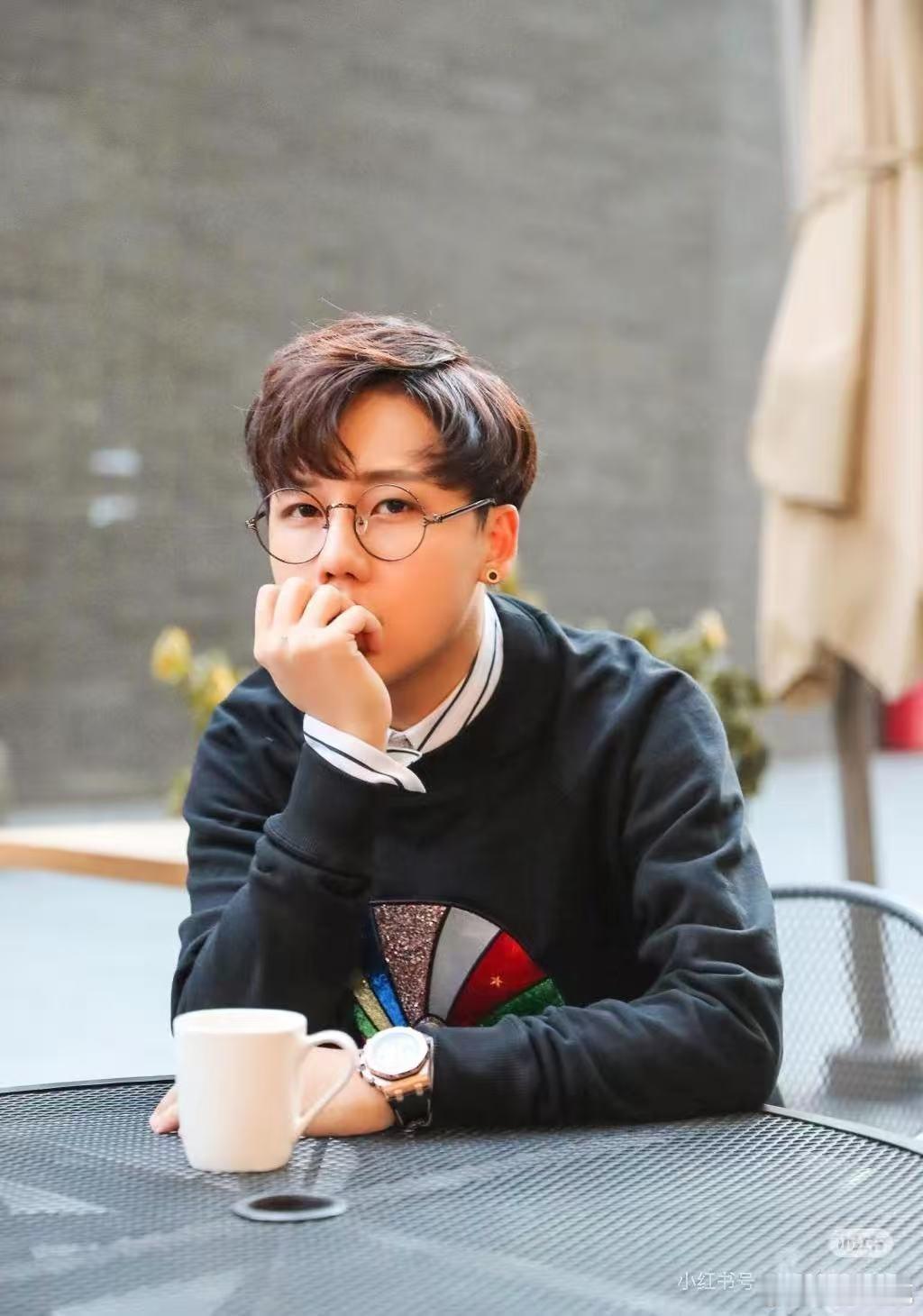 刘维拉宏桑低山臭水遇知音刘维真的很好啊，人也幽默风趣，唱歌也不错～ 