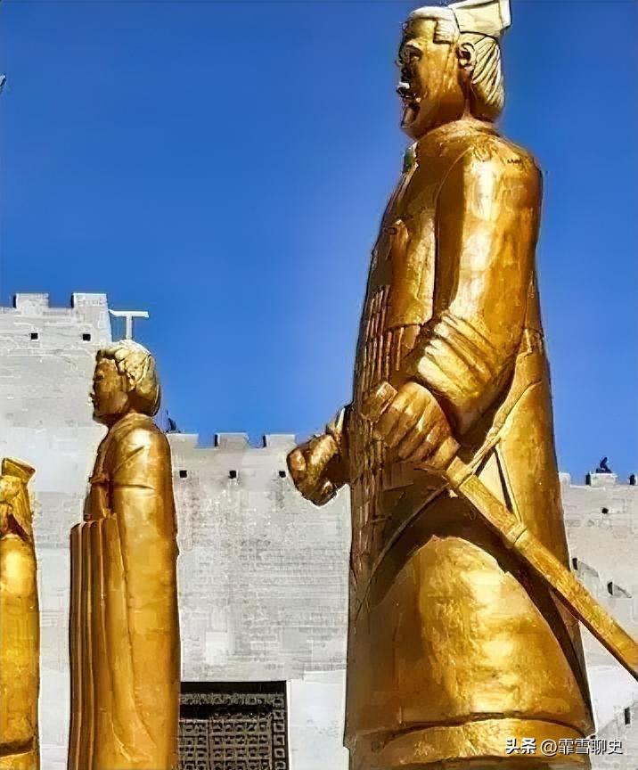 咸阳宫废墟里，那几块锈迹斑斑的铜疙瘩，据说就是当年十二金人的残片。史书记载每个"