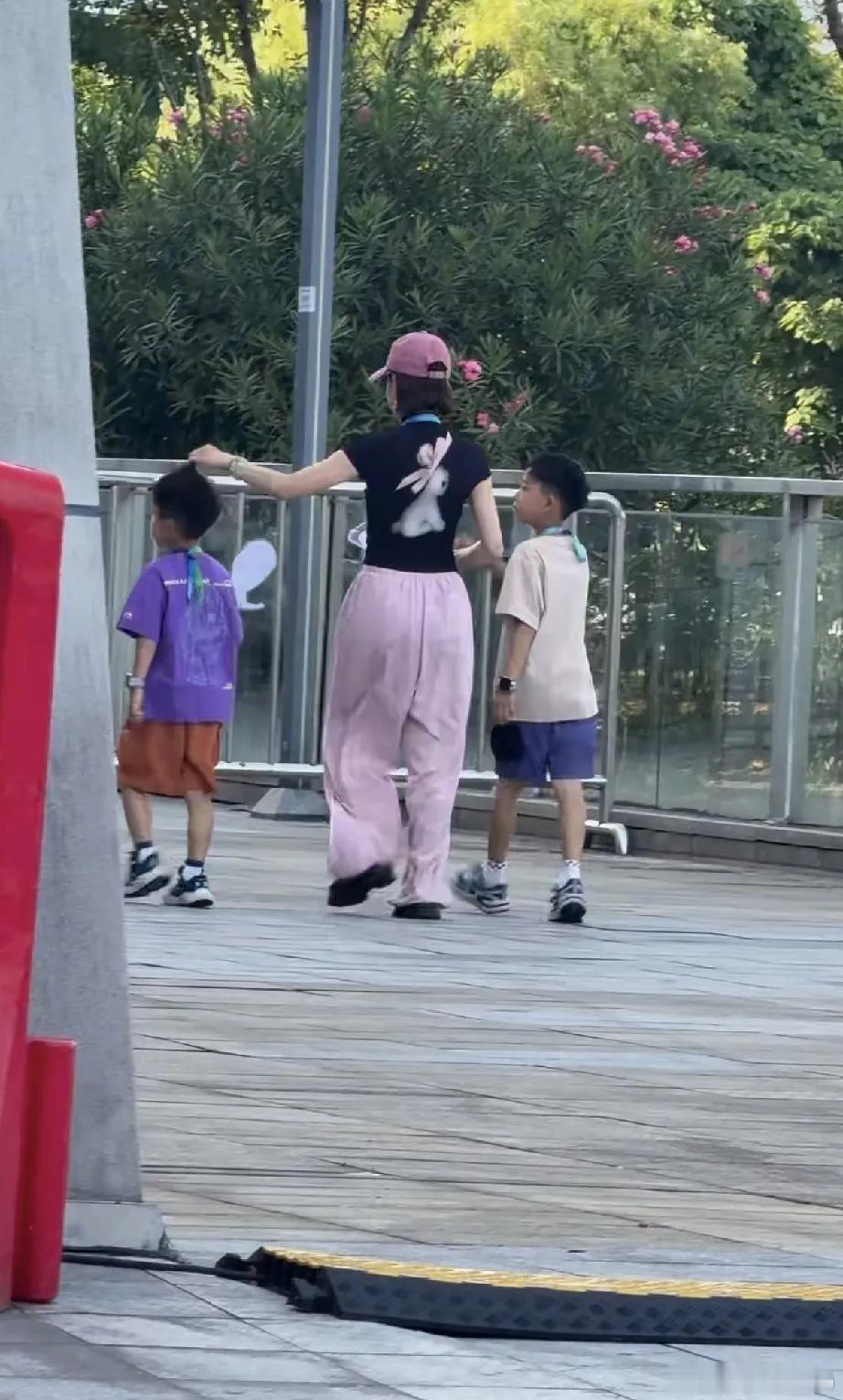 夏露带着两个孩子在长沙街头闲逛，路人镜头下的她真实颜值曝光，眼角有鱼尾纹，有岁月