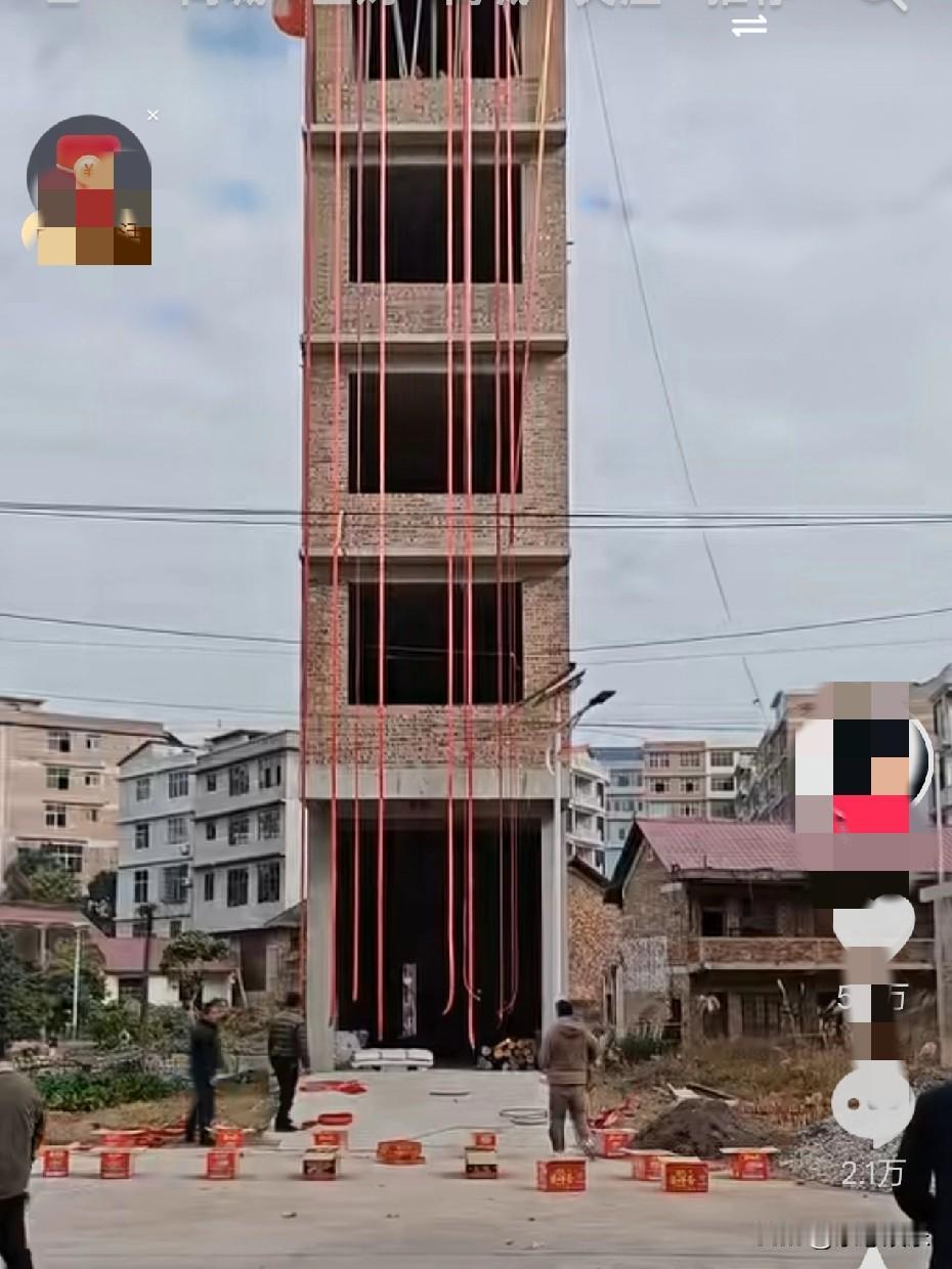 这样的房子能住人吗？处于黄金地段，土地寸土不让，不知是谁想出了这般建造方式。一间