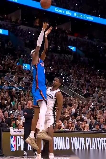 有些NBA镜头，真是百看不厌。
哈腾抱着球，直愣愣就往文班亚马那两米二四的长臂上