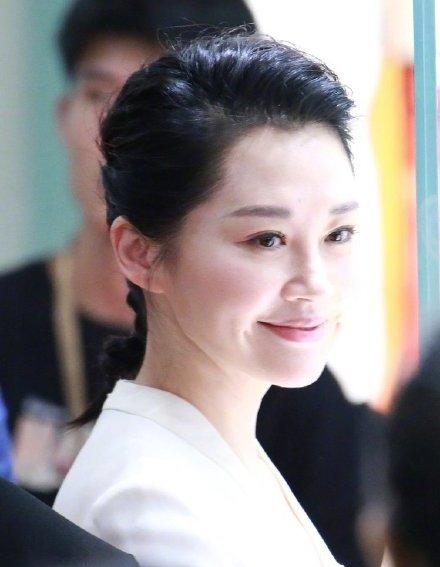 许晴圈粉，绝不单单靠美貌。她身上有一种很珍贵的矛盾感，既有成熟女人的妩媚，眼神又