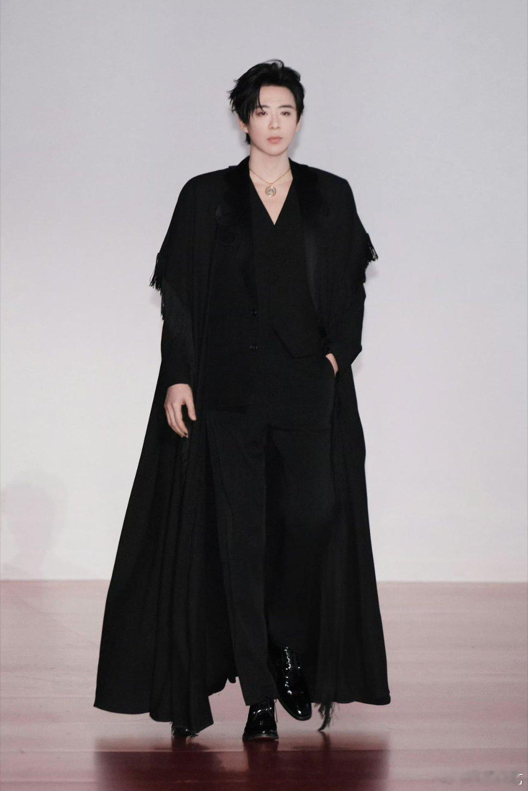 刘宇宁callback魏劭 当刘宇宁星光大赏的背影图与杀青照并列，仿佛时光对话，