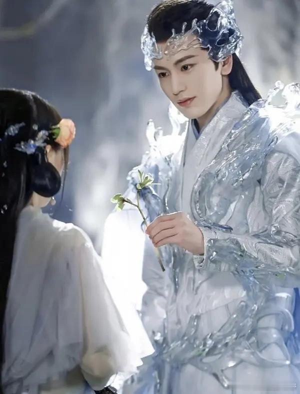 先入为主滤镜而已，我度年华爱上的会觉得，裴文宣比长珩好看很多，张凌赫长珩的时候刷