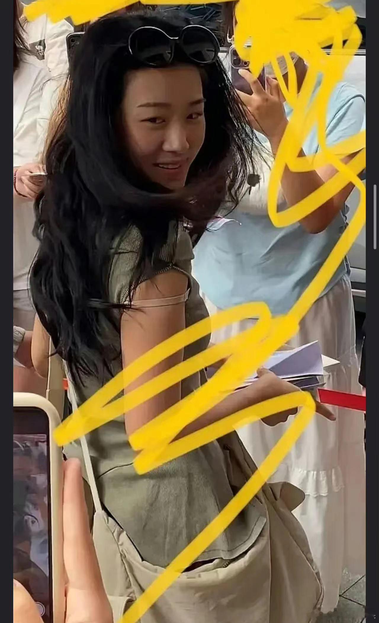 卢昱晓这个回眸真的有种流浪汉的即视感 ​​​