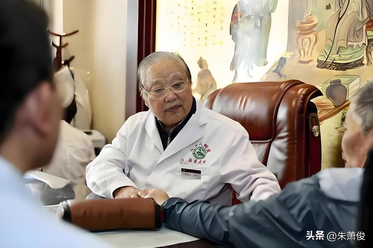 张学文，1935年10月生，陕西汉中人，出身中医世家，首届国医大师，陕西中医药大