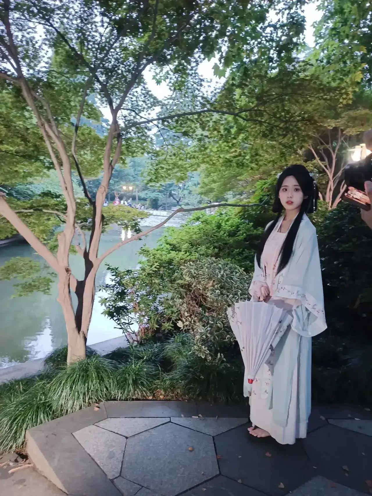 夏日炎炎的西湖游人如织，叽叽喳喳小鸟在窃窃私语，一对对鸳鸯在夜色中卿卿我我，色彩