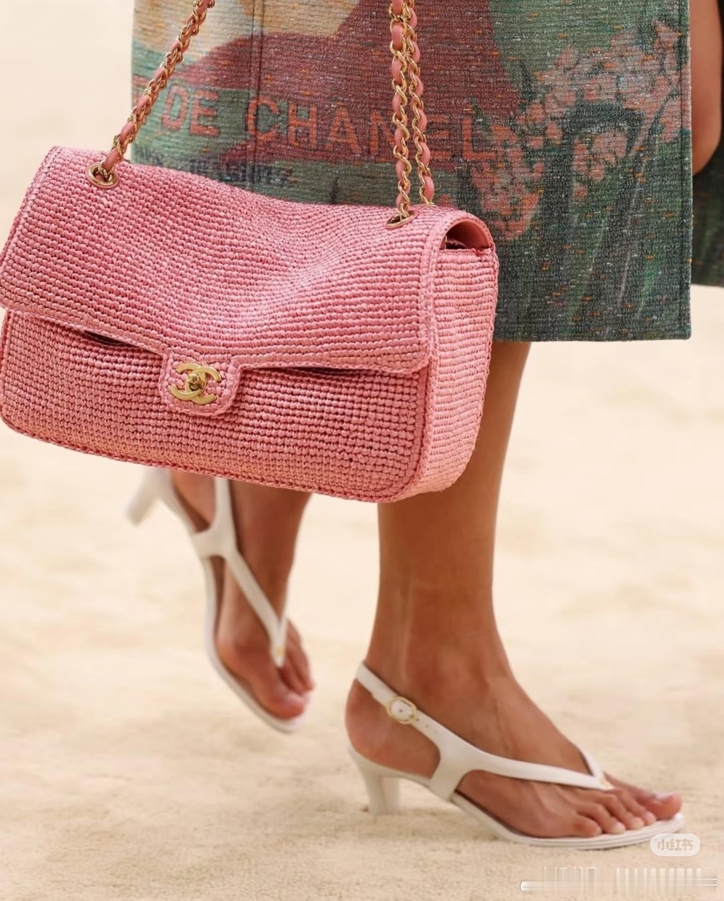 香奈儿的新一季鞋款，怎么只有一半，还有一些像小时候的塑料凉鞋 