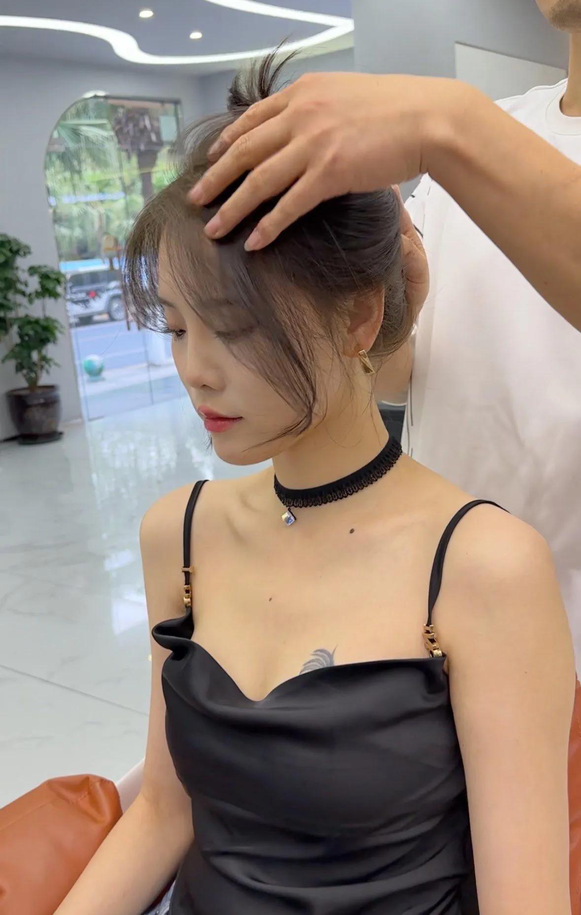 12月24日，河北一美女小姐姐走进理发店，理发师问小姐姐是否需要剪头发。小姐姐回