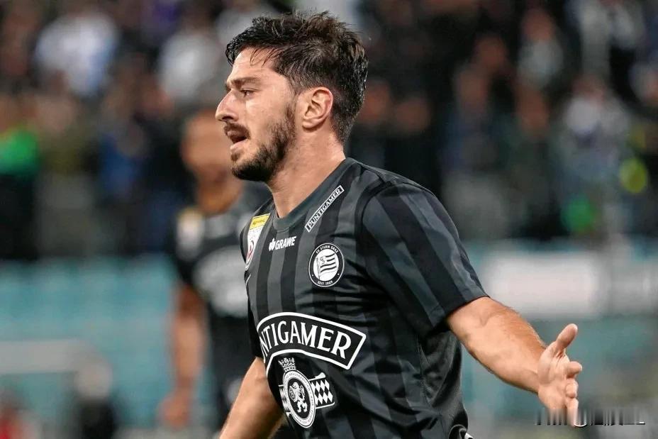 崔康熙又为泰山队制定新战术了？3人踢球8人围观？
  最近网上传出了关于泰山队引