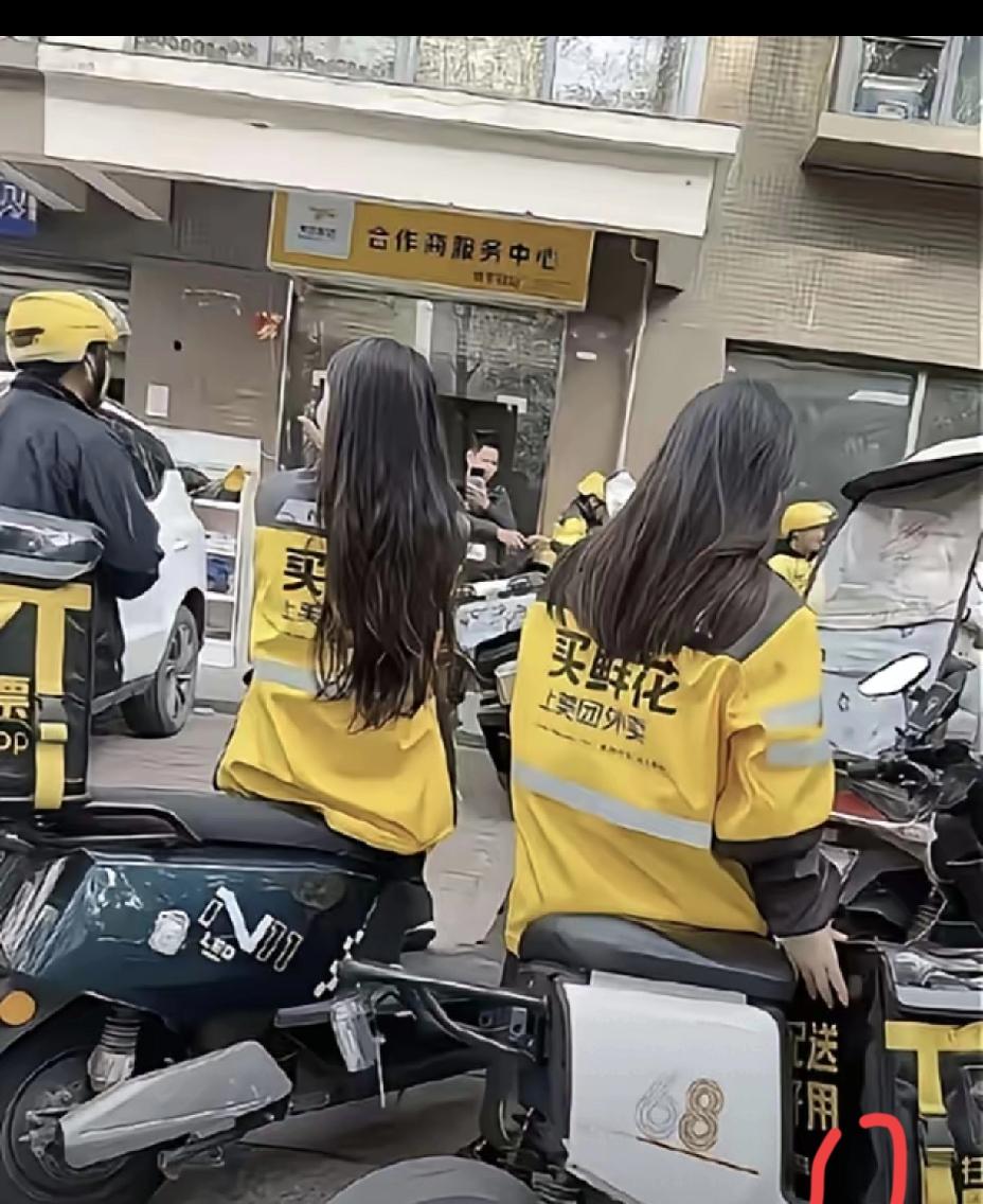 真是没想到！街头女骑手的身影越来越密集，她们戴着头盔穿梭在车流里，油门一拧的飒爽