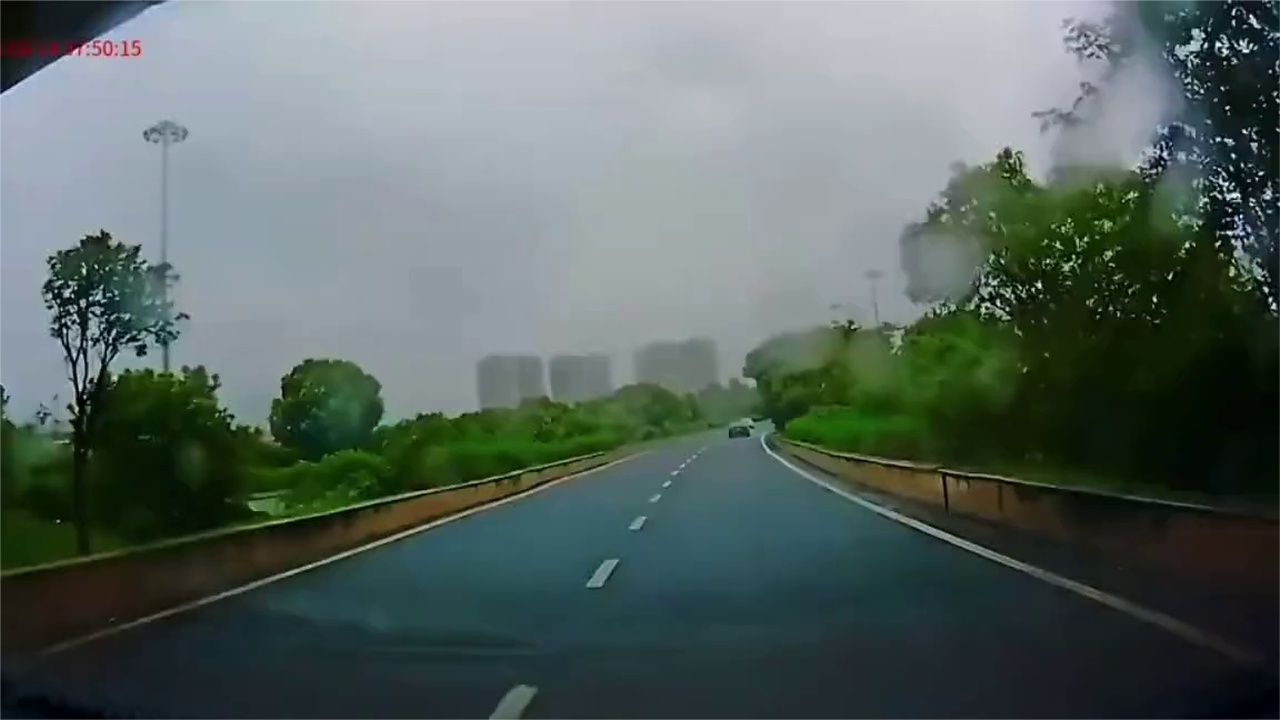 开车遵守规则，危险驾驶要不得