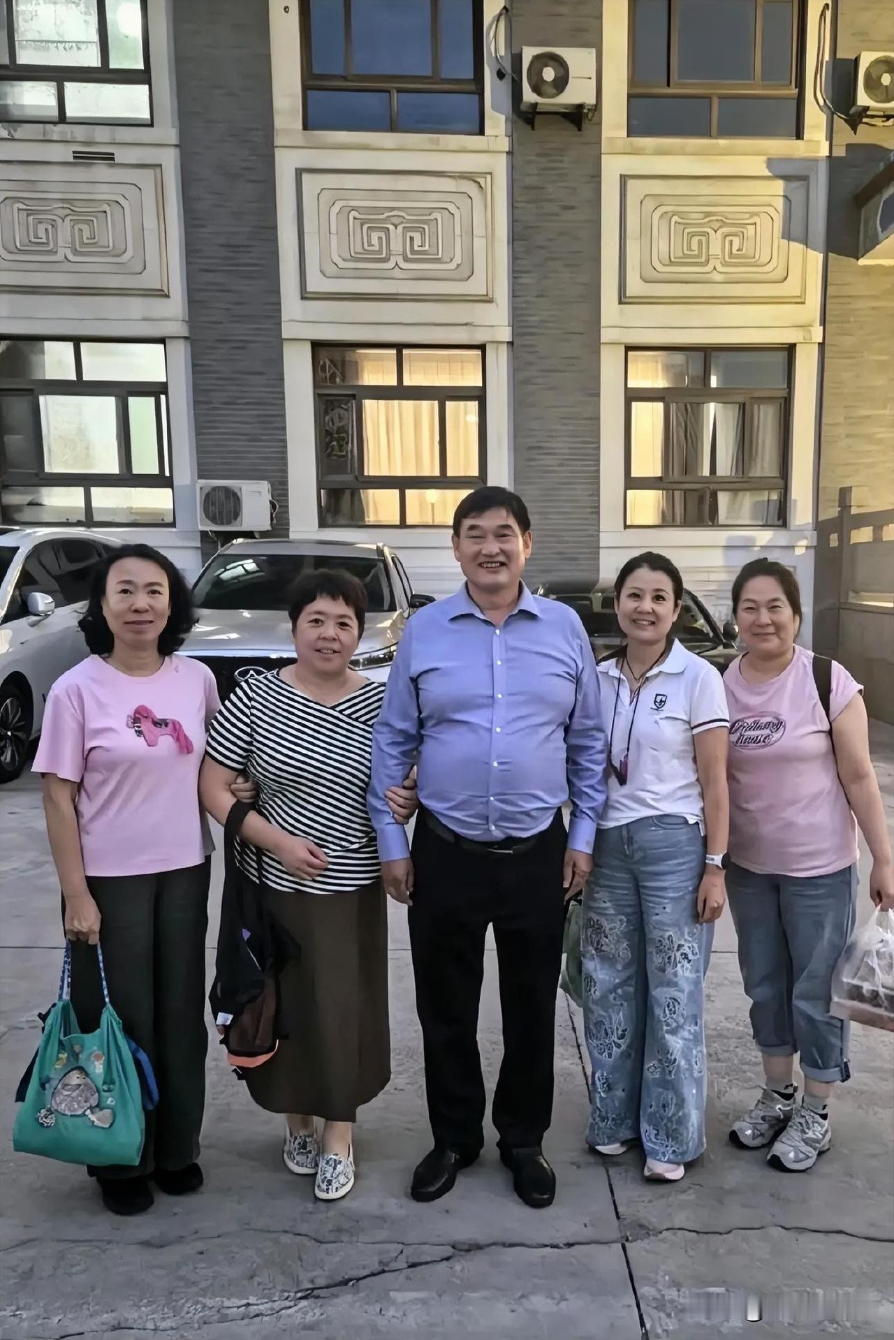 山东大网红大衣哥朱之文被美女围绕，还站在C位，说明粉丝还是很喜欢他的为人！