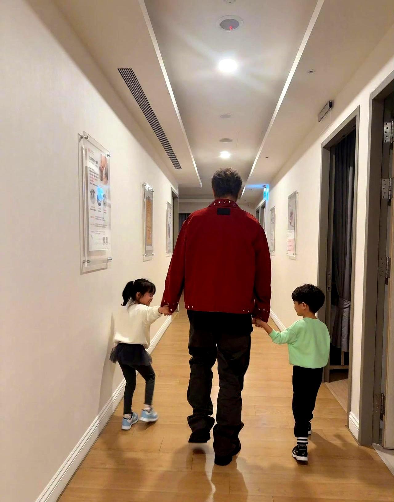 血缘能当爹吗？
 

小霜直接甩出一份亲子鉴定，那报告上写着20组基因8组对不上