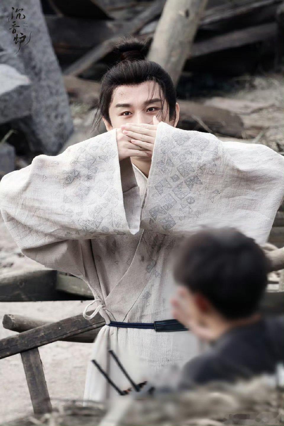 成毅爆破戏这么真的吗，来真的啊太子殿下也太惨了，敬业演员成毅 