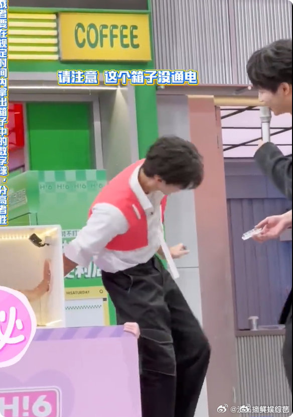 沈月有多淡定陈哲远就有多抓狂 本期笑点担当！陈哲远面对恐怖箱抓狂又可爱，沈月淡定